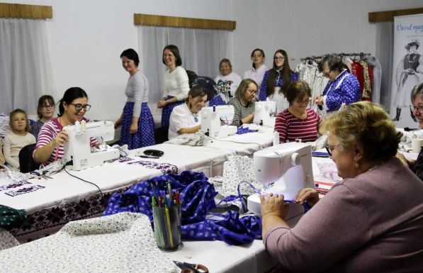 A vérvölgyi hölgyek is elkészítették a helyi népviseletüket