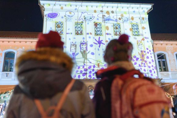 Karácsonyi gyermekrajzokkal „festik át” a sepsiszentgyörgyi színház homlokzatát