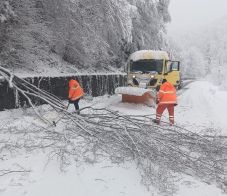 Takarítják a havat az utakról – óvatosságra int a közlekedési rendőrség