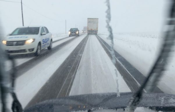 FRISSÍTVE – Dúl a tél: Erdély és Székelyföld több ezer háztartása maradt áram nélkül – akadozik a vasúti forgalom