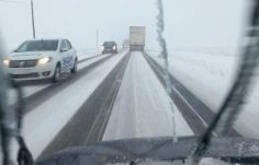 FRISSÍTVE – Dúl a tél: Erdély és Székelyföld több ezer háztartása maradt áram nélkül – akadozik a vasúti forgalom