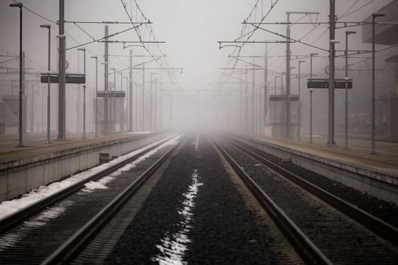 FRISSÍTVE – Késhetnek a vonatok: több helyen fák dőltek a felsővezetékekre