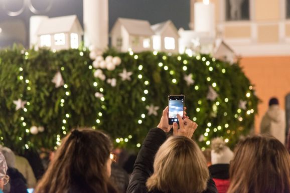 Sepsiszentgyörgyön vasárnap meggyújtják az első gyertyát az óriás adventi koszorún