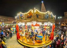 Körbe-körbe: karácsonyi körhintát állítanak fel Sepsiszentgyörgy főterén