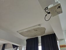 FRISSÍTVE – Ráomlott a mennyezet két diákra egy marosvásárhelyi iskolában