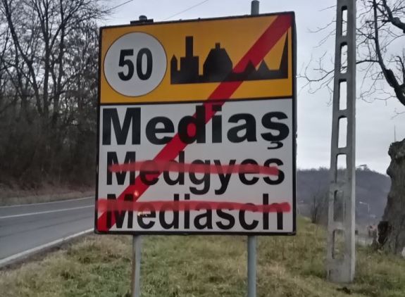 Szemet szúrt a magyar felirat Medgyesen, lemázolták a helységnévtáblát