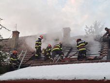 Lángra kapott egy lakóház teteje Csíkrákoson