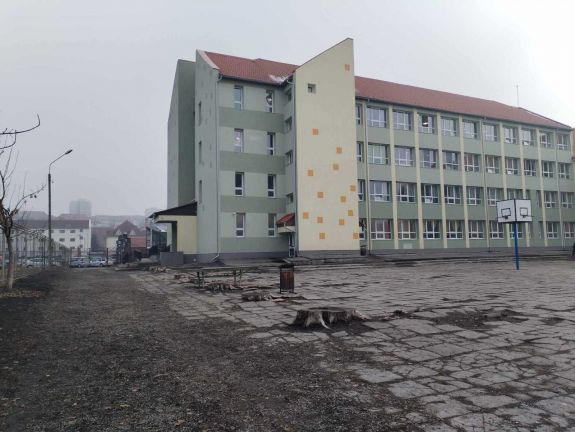 Hatmillió lejből korszerűsítik a csíkszeredai Nagy Imre Általános Iskola udvarát