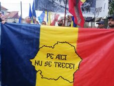 Teljes gőzzel, ezrével gyártják a román zászlókat