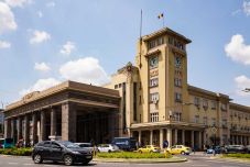 A vasútállomás tetejéről ordibáló férfihoz riasztották a hatóságokat