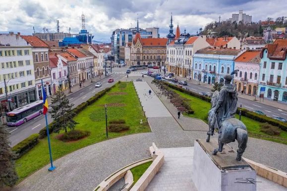 Csillagászati áron kínálnak eladásra egy kolozsvári kétszobás lakást – „Az utca és a szobor is jár vele?”