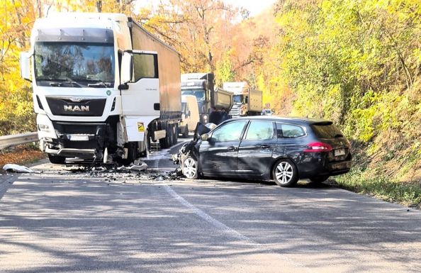 FRISSÍTVE: Személyautó ütközött tehergépkocsival Farkaslaka és Korond között