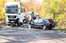 FRISSÍTVE: Személyautó ütközött tehergépkocsival Farkaslaka és Korond között