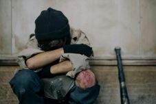 Razzia: koldulásra kényszerítettek fogyatékkal élőket és prostitúcióra egy HIV-fertőzött nőt