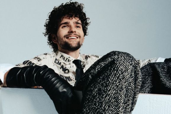 „Itt önmagamat adhatom, nem kell szerep mögé bújnom” – A Megasztár élő show-jában Buzási Patrik