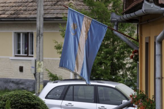 A makfalvi székely zászló eltávolítását rendelte el alapfokú ítéletében a Maros megyei Törvényszék