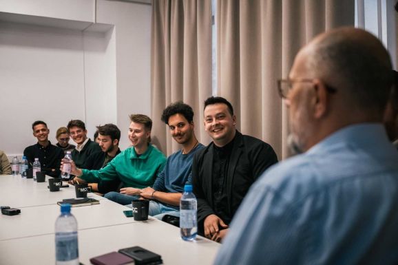 Miért van magyar államelnökjelölt, ha nincs esélye?  – Kelemen Hunor MCC-s diákkokkal beszélgetett