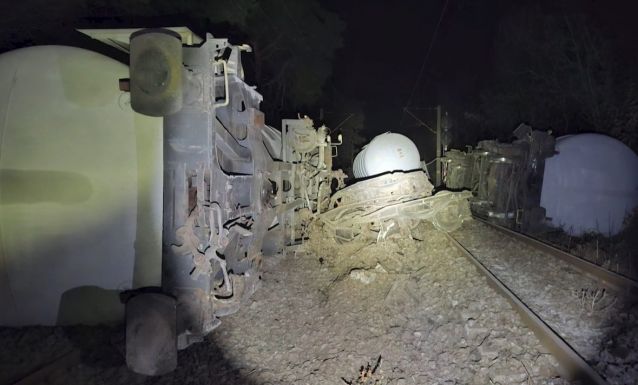 Üzemanyagot szállító tehervonat öt vagonja siklott ki