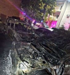 FRISSÍTVE – Négy gépkocsi égett szénné egy parkolóban