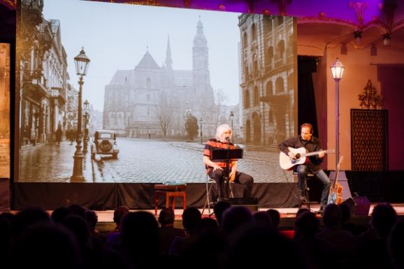 Az utcazenész a marosvásárhelyi Kultúrpalotában