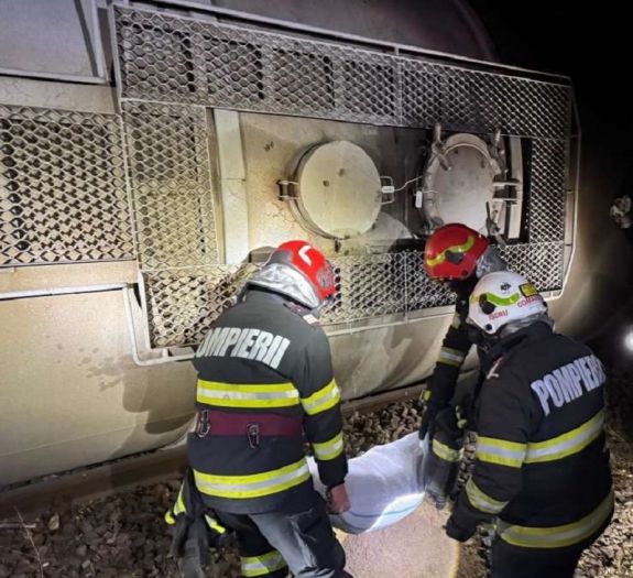 FRISSÍTVE – Lakóházak közelében siklott ki a benzint szállító tehervonat – Próbálják megelőzni a robbanást