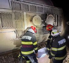 FRISSÍTVE – Lakóházak közelében siklott ki a benzint szállító tehervonat – Próbálják megelőzni a robbanást