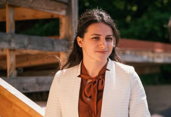 „Óriási szívvel végzem a munkám” – Beiktatták Gajcsána község első helyi, csángó származású polgármesterét