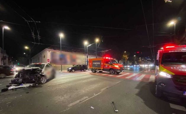 Mentőbaleset Kolozsváron: tűzoltók szabadították ki a járműbe szorult beteget