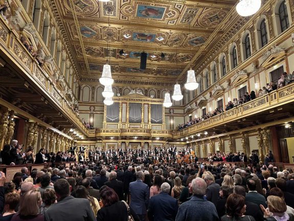 Állva tapsolták Bécsben a marosvásárhelyi filharmonikusokat