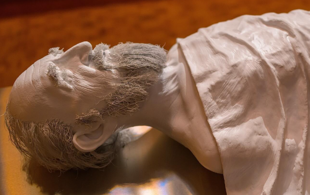 Mit üzen a halott pap megbotránkoztató szobra?