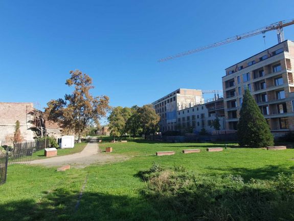 Illegálisan, de az önkormányzat áldásával építenek lakóparkot a nagyváradi vár mellé