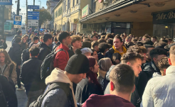 Hatalmas tömeg áll sorban az ingyen shaormáért Kolozsváron