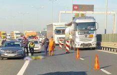 Tragédia: halálra gázolta a kamion a férfit, aki az autópályán kiszállt autójából