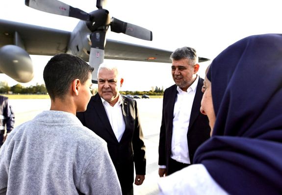 Libanonból hazatelepített román állampolgárokat fogadott a miniszterelnök