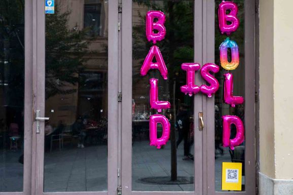 „Mindegy, csak egészséges legyen!” És mi van, ha nem az? – Yuppi-üzenetek Kolozsvár központjában