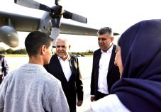 Libanonból hazatelepített román állampolgárokat fogadott a miniszterelnök