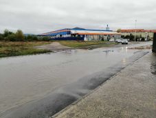 Esőzéskor sok gondot okoz a felgyűlt víz Csíkszeredában a Nagyrét utcai körforgalomban