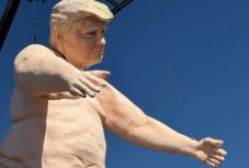 Becstelen és obszcén – Trump „országjáró” aktszobrán háborognak a republikánusok