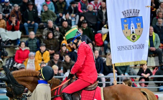 Sepsiszentgyörgy lovasa nem jutott tovább a Nemzeti Vágta döntőjébe, ám a kishuszárok között továbbra is szurkolhatunk egy székely legénynek