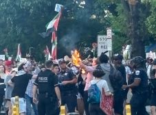 Egy férfi megpróbálta felgyújtani magát egy palesztinbarát tüntetésen (VIDEÓ)