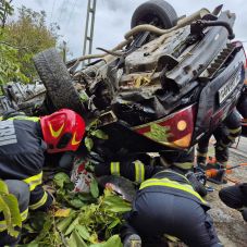 Súlyos állapotban egy háromtagú család – A balesetben az egyéves kislány is megsérült