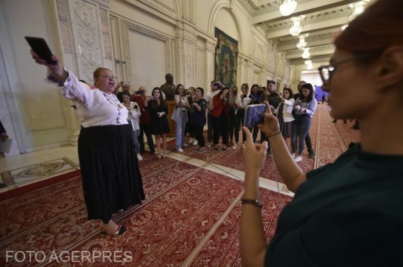 Az Európai Parlamentben panaszkodott Şoşoacă Romániára – amíg ki nem kapcsolták a mikrofonját
