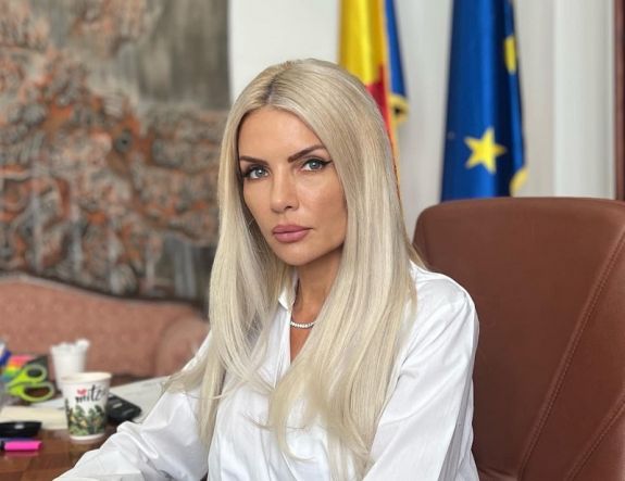 Lemondott a képviselőház jogi bizottságának elnöke, miután férjét ingatlanpanamával gyanúsítják