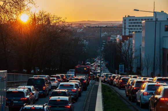 Az EU új biztonságtechnikai előírásai miatt szenved a hazai autópiac