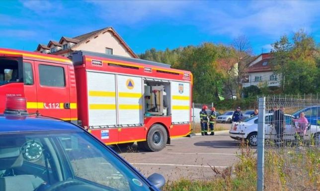 Négy hónapos kislány záródott be a családi autóba – riasztották a tűzoltókat