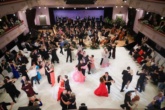 Bálteremmé változik a marosvásárhelyi Kultúrpalota nagyterme