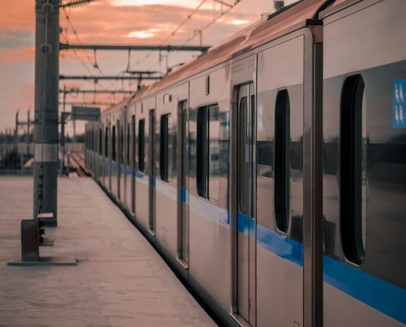 A vasúti peronon szülte meg gyermekét az édesanya – a rendőrök segítettek