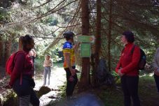 Tájékoztató táblák kerékpárosoknak: borvizes túraútvonalat hoznak létre Csíkban