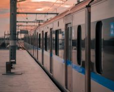 A vasúti peronon szülte meg gyermekét az édesanya – a rendőrök segítettek