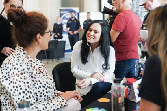 Visszaadnák az elvándoroltak hitét: itthon jó fizetésért, tisztességes körülmények között dolgozhatnak